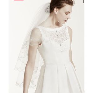 Fingertip length Two-Tier Veil with Scallop edge